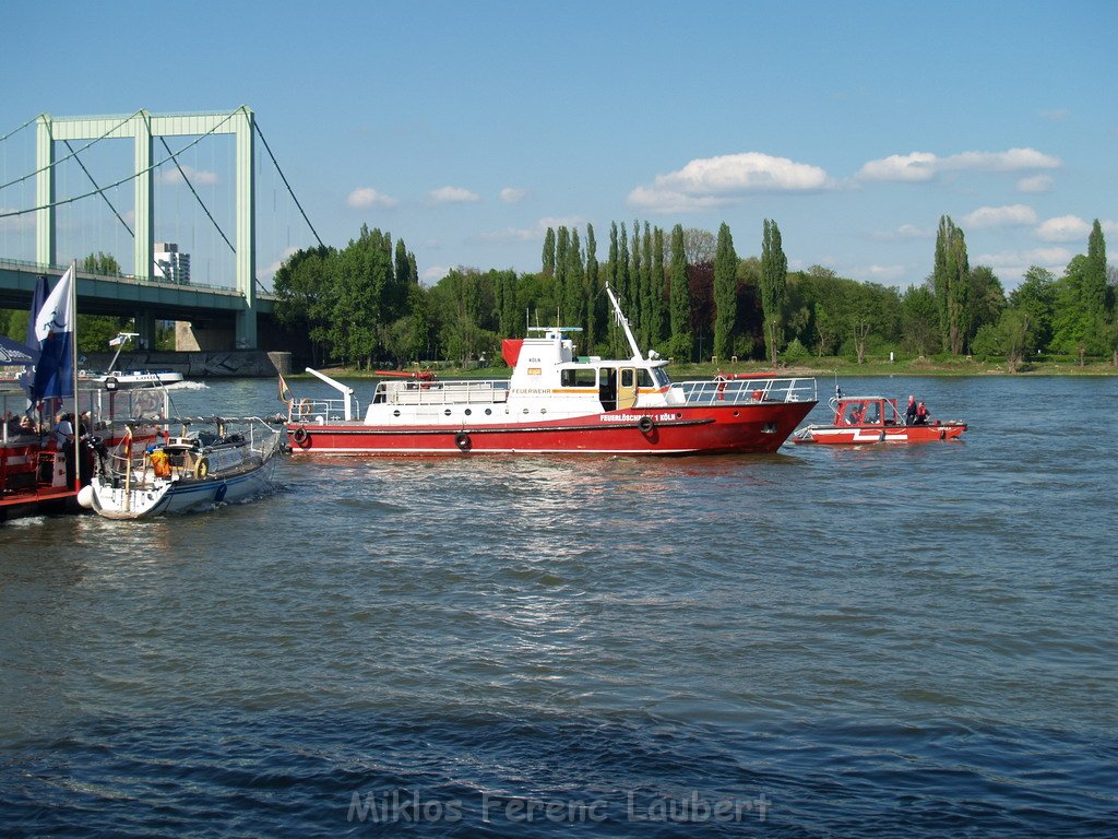 Motor Segelboot mit Motorschaden trieb gegen Alte Liebe bei Koeln Rodenkirchen P054.JPG